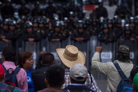Maestros_CNTE_Manifestacion_Senado-2