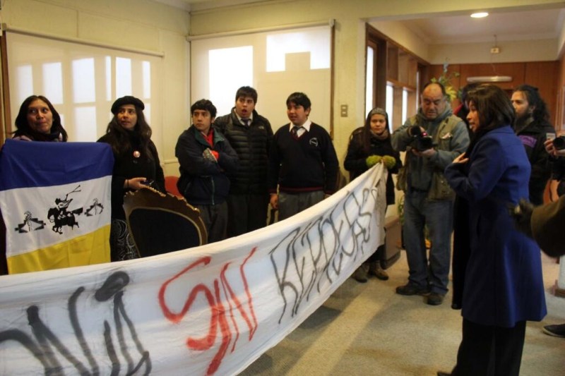 Activistas de Patagonia Sin Represas toman la intendencia de Aysén, por la mañana del 4 de junio. Foto: @sinrepresas
