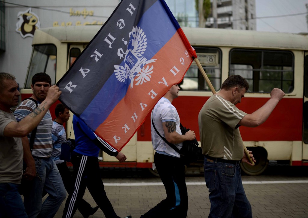 Anti fascistas ucranianos marchan con la bandera de la República de Donetsk. Foto: Agencias