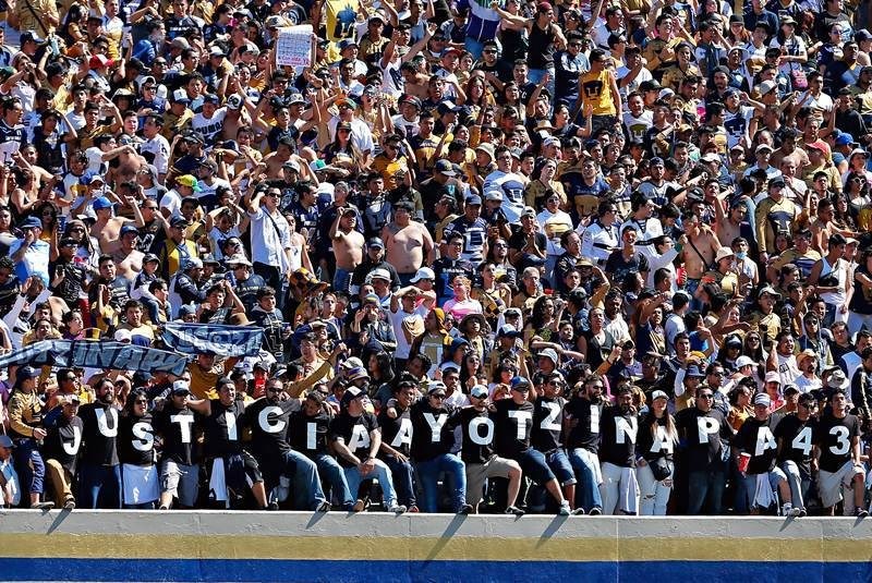 Hinchas del club Pumas de la UNAM despliegan mantas de apoyo a la busqueda de justicia por los 43 estudiantes desaparecidos de Ayotzinapa. Foto: Bonsportant