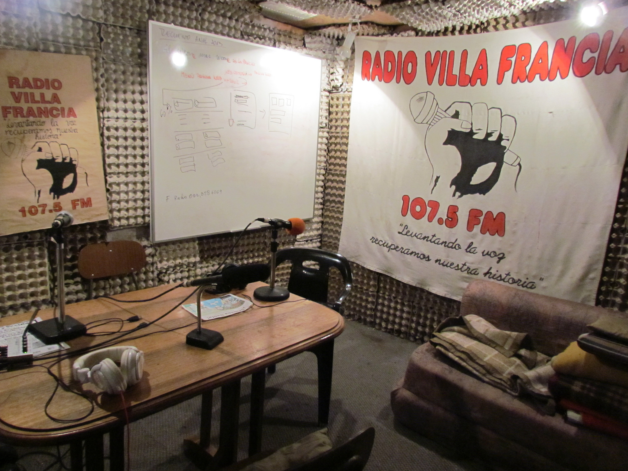 Cabina de Radio Villa Francia. Foto: puroperiodismo/Flickr