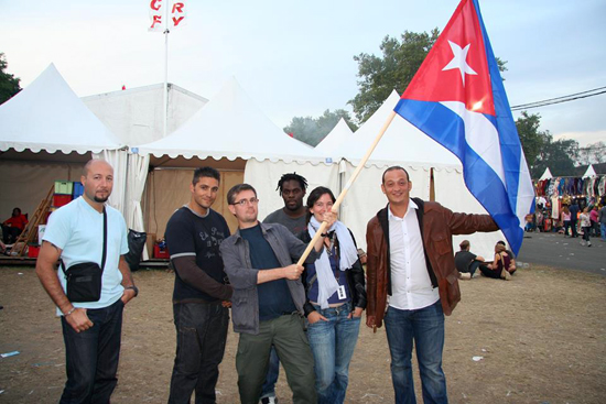 Wolinski, Charb, Cabu, Tignous, así como otras 8 personas murieron en un ataque terrorista en la sede de Charlie Hebdo. Eran amigos de Cuba los trabajadores de Charlie-Hebdo y en múltiples ocasiones dibujaron para las asociaciones, "Cuba Linda" y "Cuba Si – Francia", los vimos en la fiesta de l’Humanité en los kioscos de Granma, Cuba Linda, Cuba Sí… Wolinski, era Presidente de Honor de Cuba Sí y formaba parte de los viajeros de solidaridad que visitan el archipiélago cubano con Cuba Linda. Les escuchamos hablar sobre Cuba y su proceso en múltiples ocasiones con respeto y admiración.  (FOTOS: Cubainformacion)