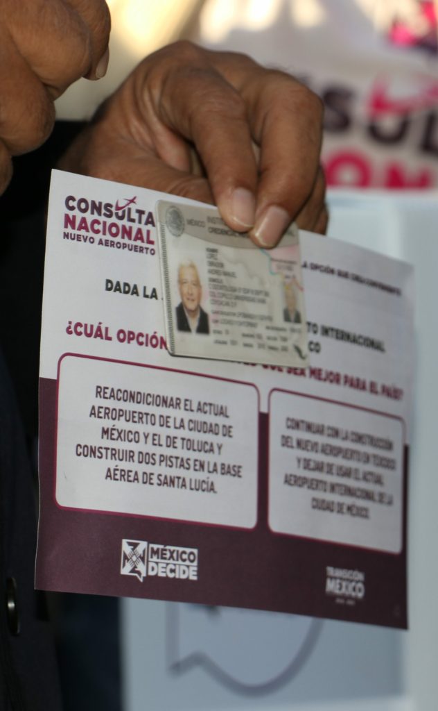 25-10-18-FOTOS-04-AMLO-VOTO-CONSULTA-NACIONAL-DESTINO-AEROPUERTO-632x1024
