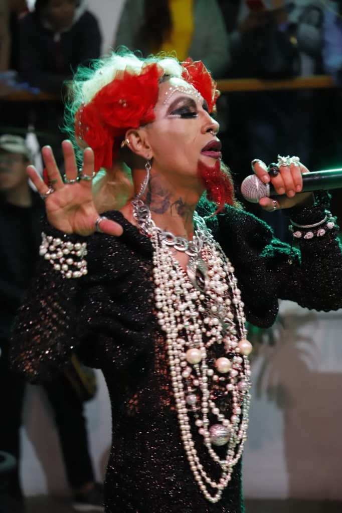 Omar Amor recita poesía de Susy Shock. Crónica. Noche travesti. 