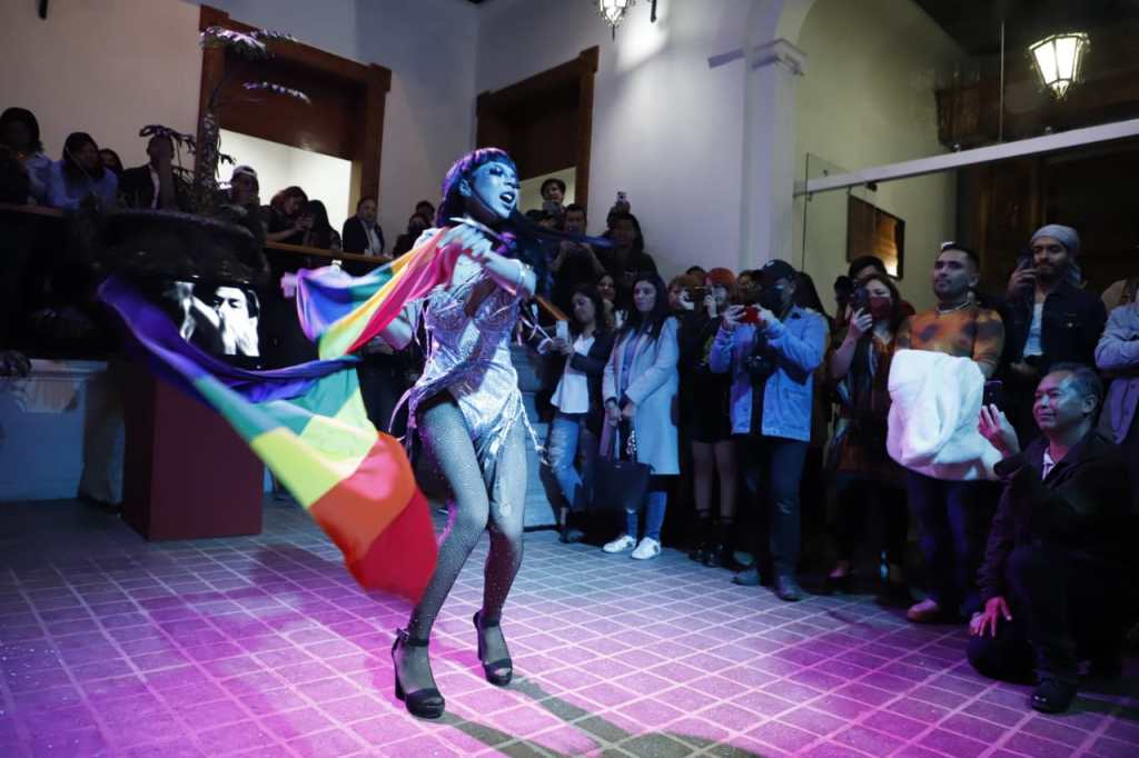 Kitty Blood en show drag en el Foro Cultural Efrén Rebolledo, Pachuca. 
